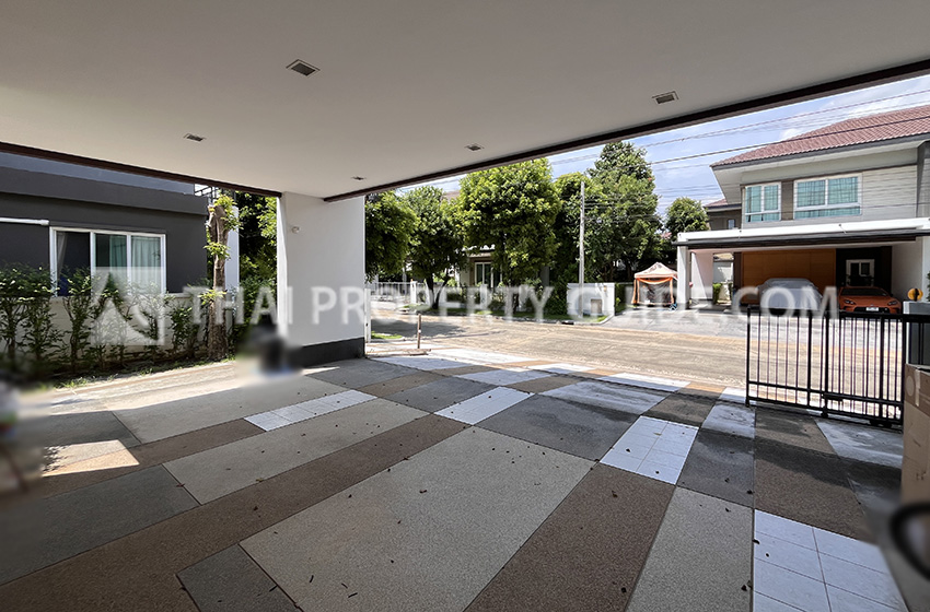 House with Shared Pool in Bangnatrad 